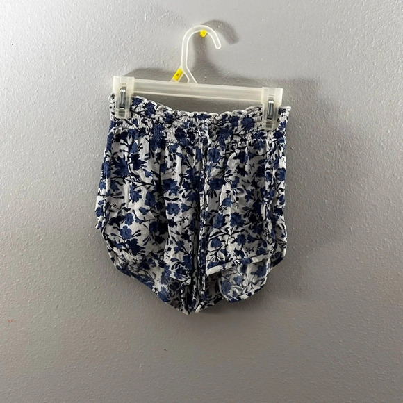 American Eagle Women Elastic Waist White/Blue Floral Loose Shorts size XXS - Picture 1 of 6